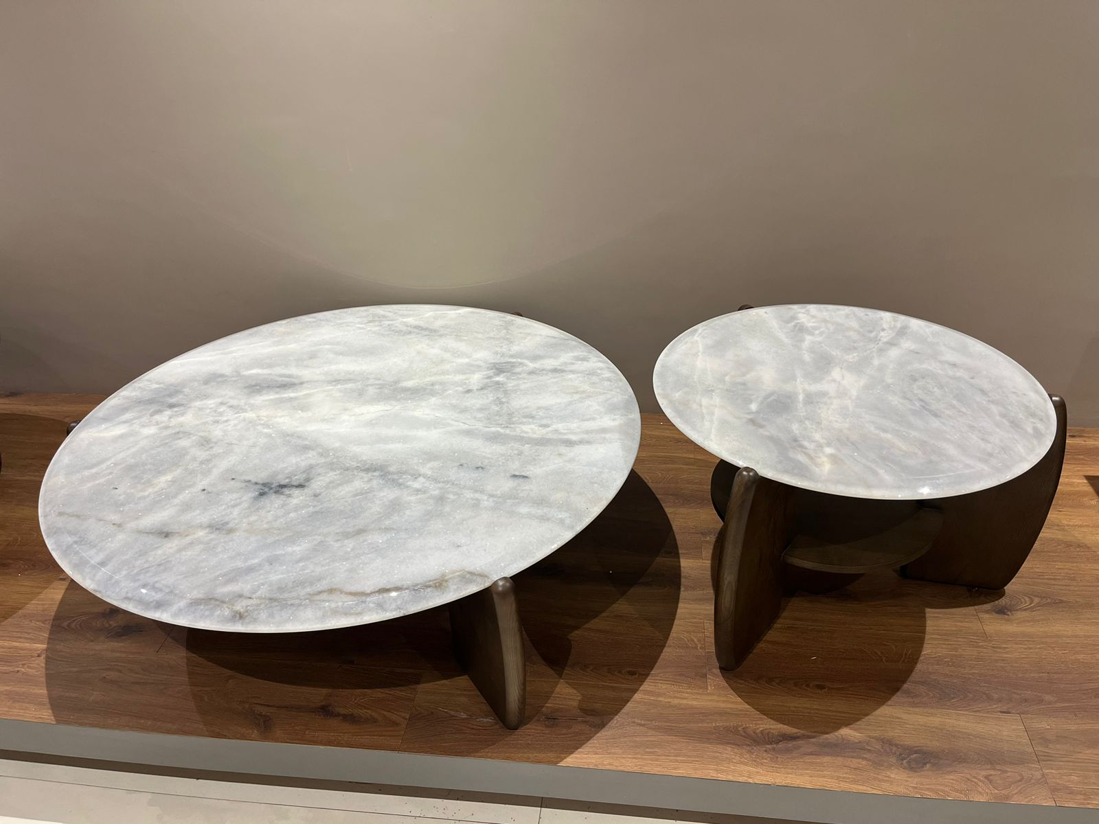 ESPINHO Round Coffee Table, Set of 2 Coffee Tables for Living Room, Circle Coffe Table, Modern Center Tea Table Marble Top Wooden base Accent Table.